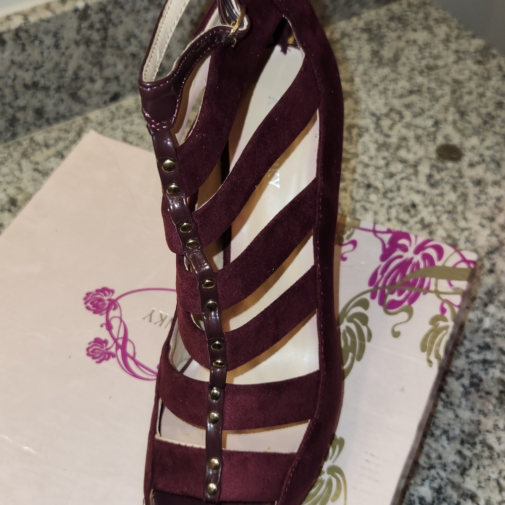 Heels - Picture 2 of 2